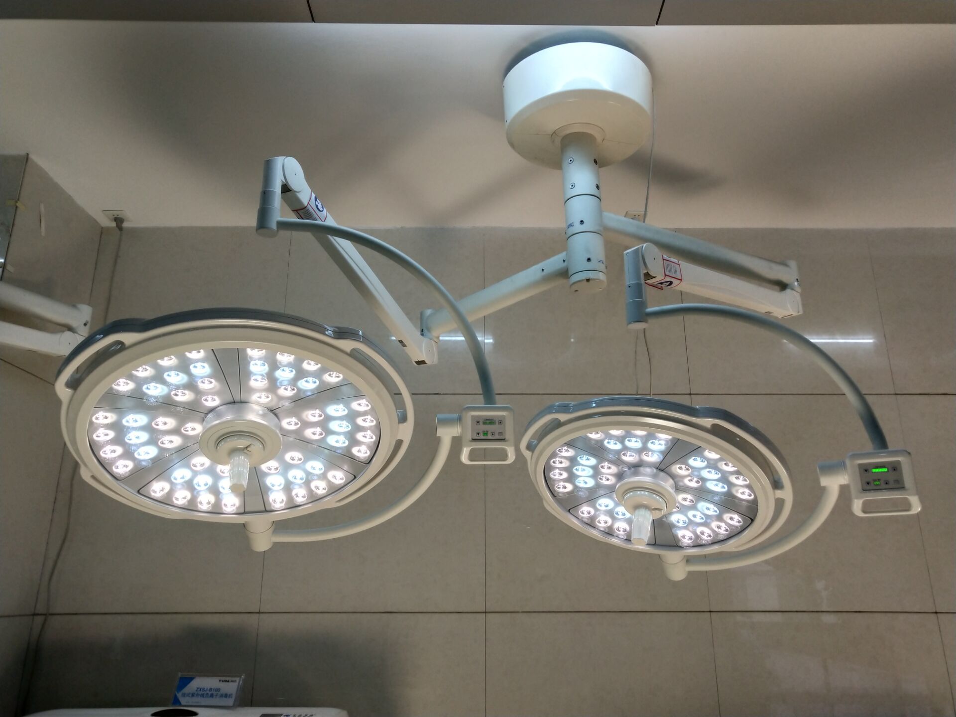 Medical Equipment Surgical Room Double Ceiling Hospital Operating Theatre Lamp