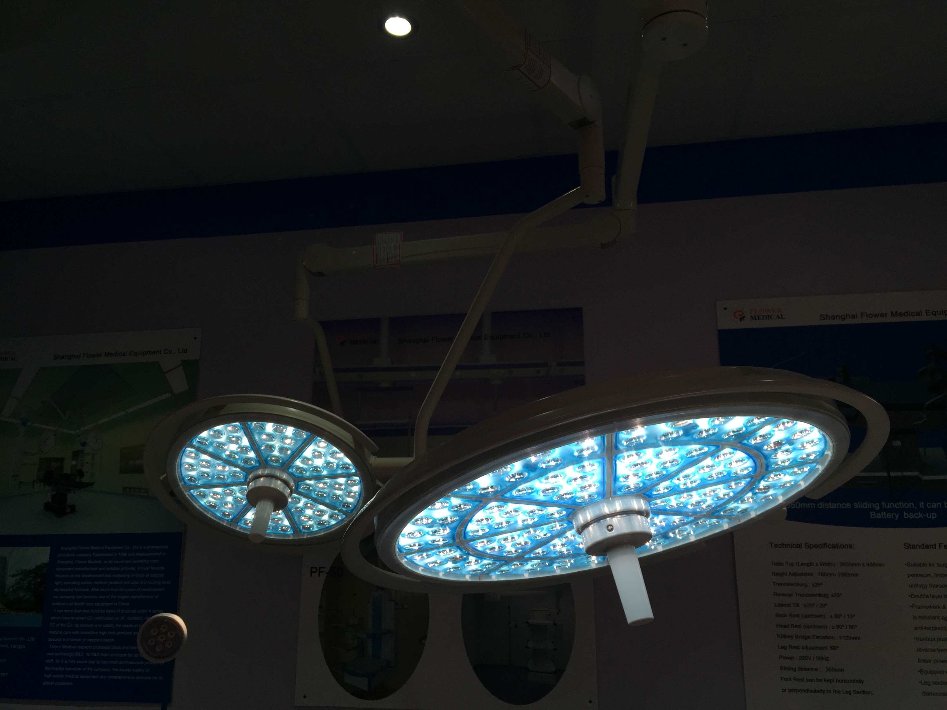 Ceiling mount double arm LED shadowless operating room theatre lamp