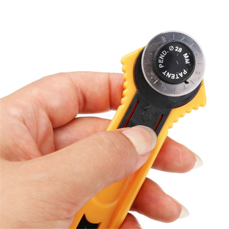 Amazon Hot Sell 28mm 60mm 45mm Rotary Cutter Round Knife Safety Handle With Blade