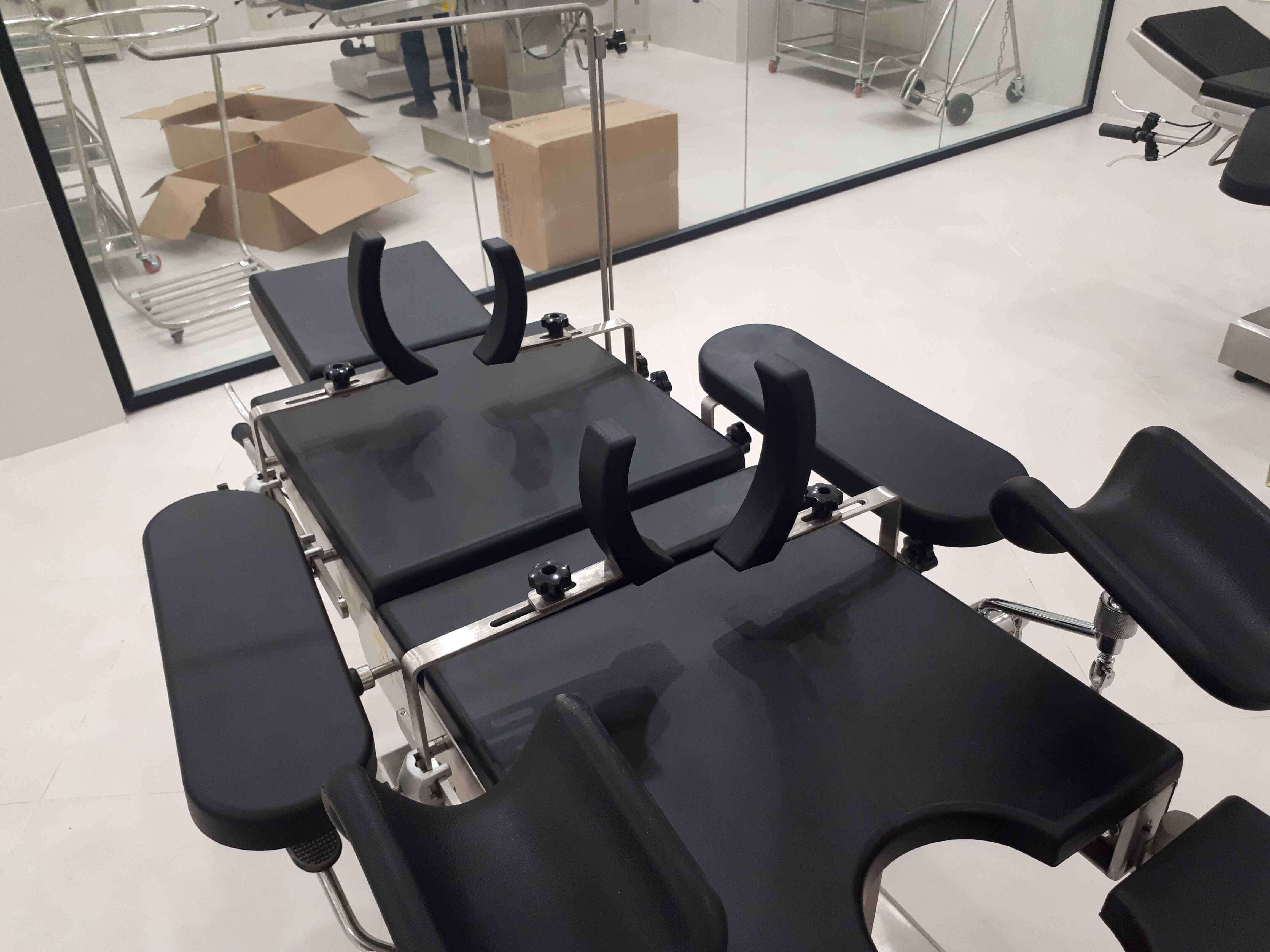 Hospital facial orthopedic mechanical surgical table