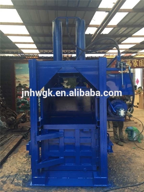 Hydraulic baler for used clothing