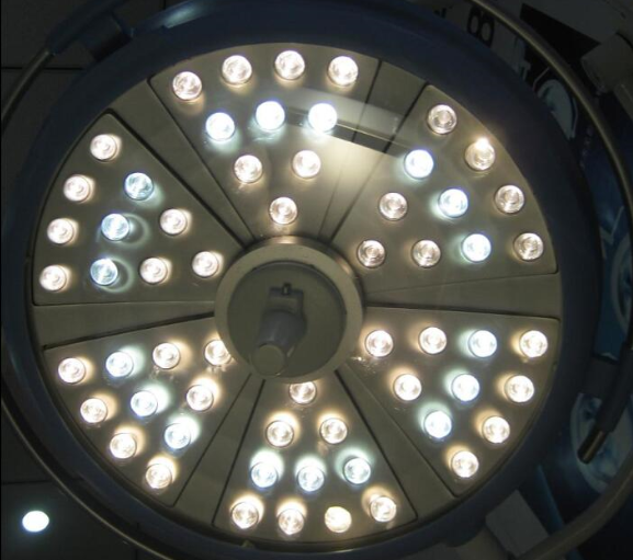 Single arm LED shadowless operating light for surgical operating room