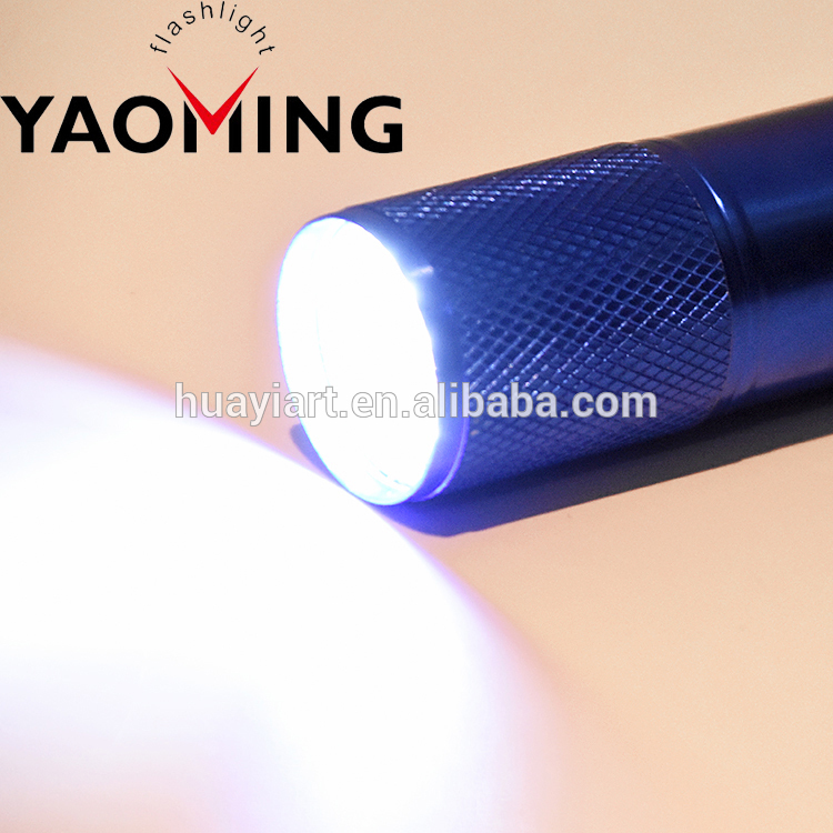 Best selling and good price 9 LED Mini Flat LED Flashlight with 3AAA battery