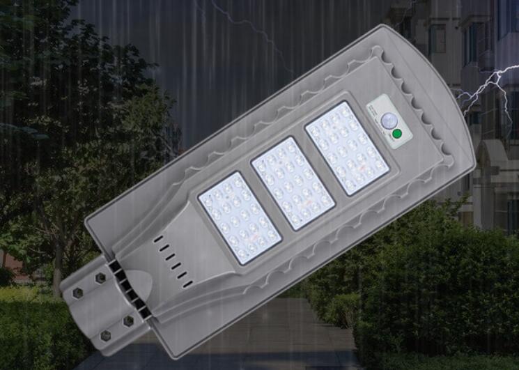 Intergrated solar street light with battery