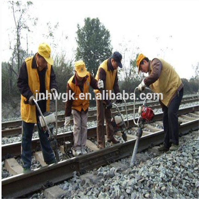 Internal combustion railway tamping machine for rail