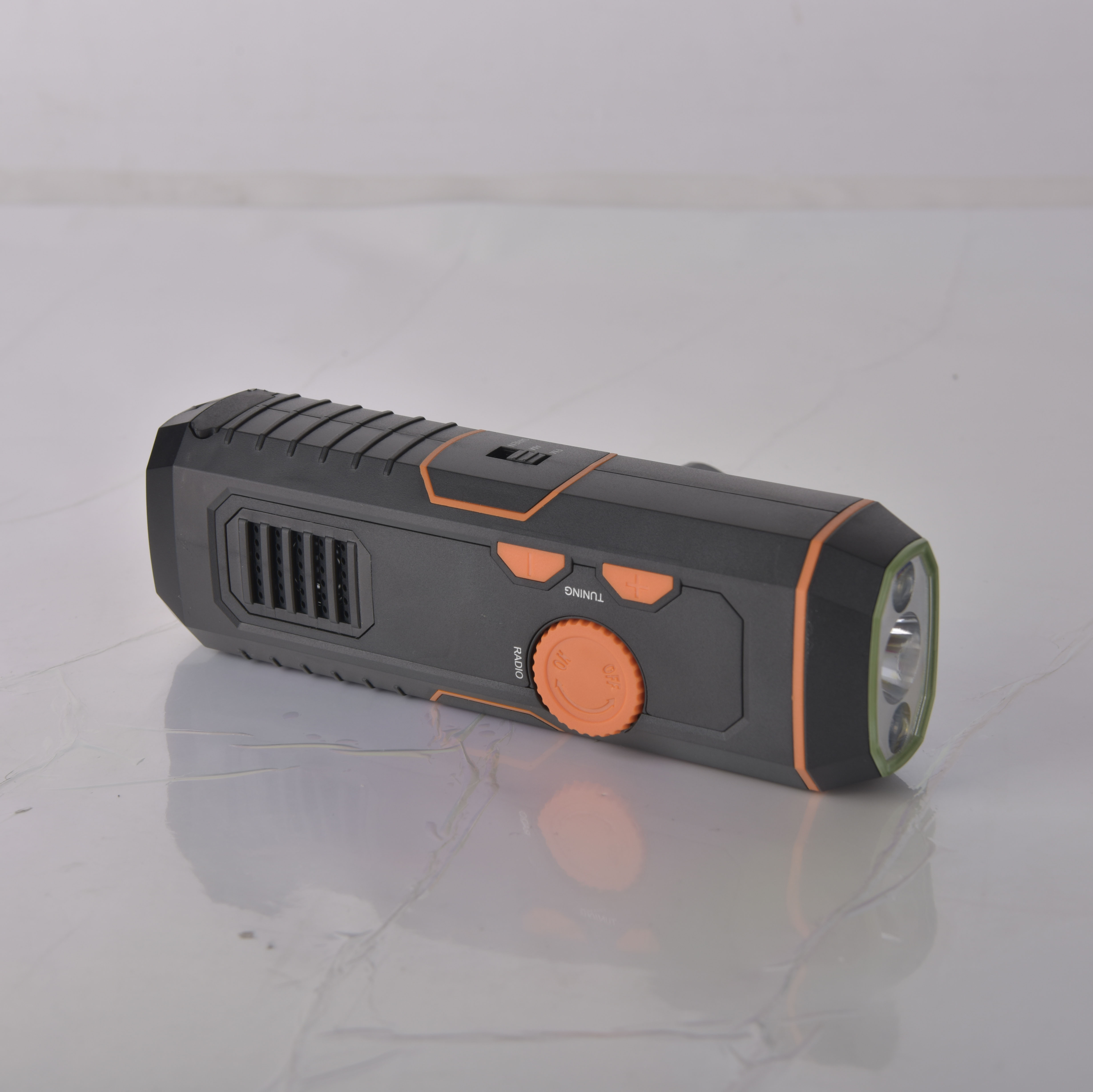 2018 Rechargeable AM FM Portable Radio Torch with Emergency SOS