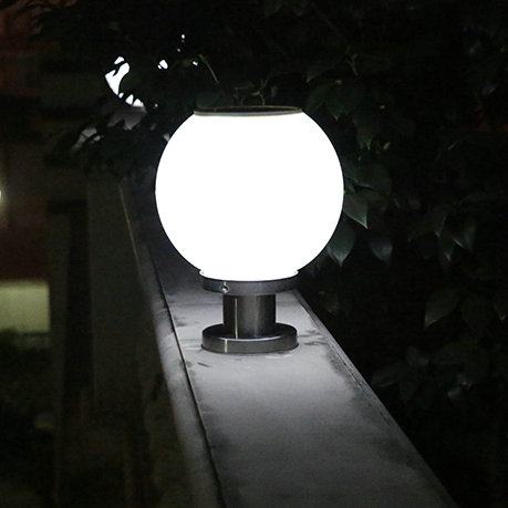 Outdoor Solar LED Ball Gate Light Solar Powered Pillar Light With Ball Feature